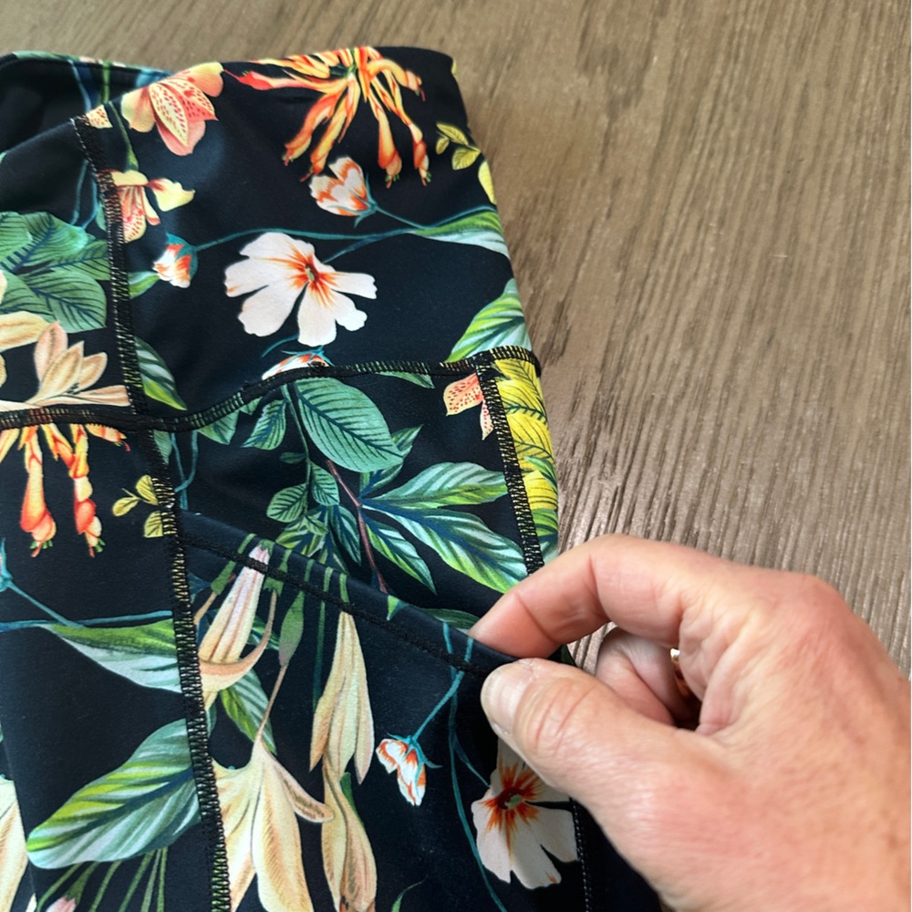 Ododos High-Rise Capri Leggings Size Medium Black Tropical Print - Picture 7 of 9